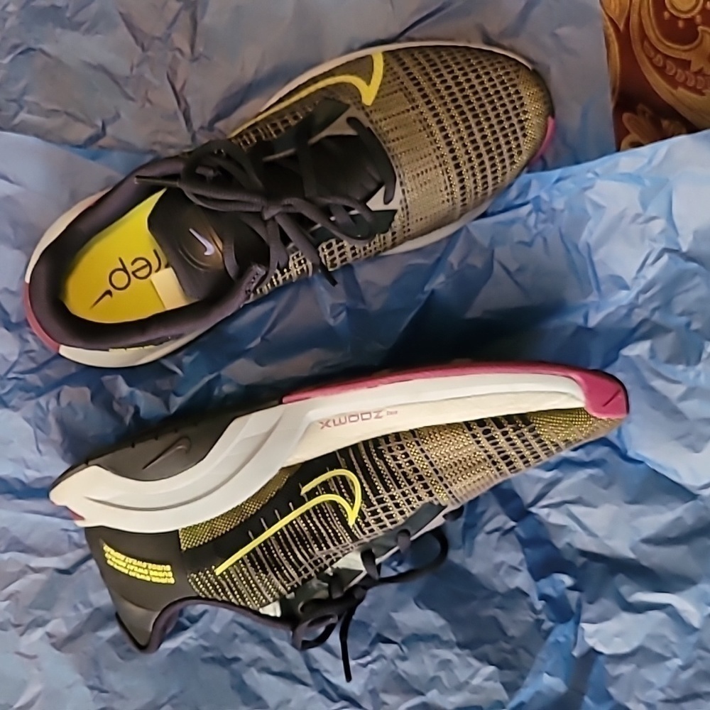 NIKE - Picture 4 of 6